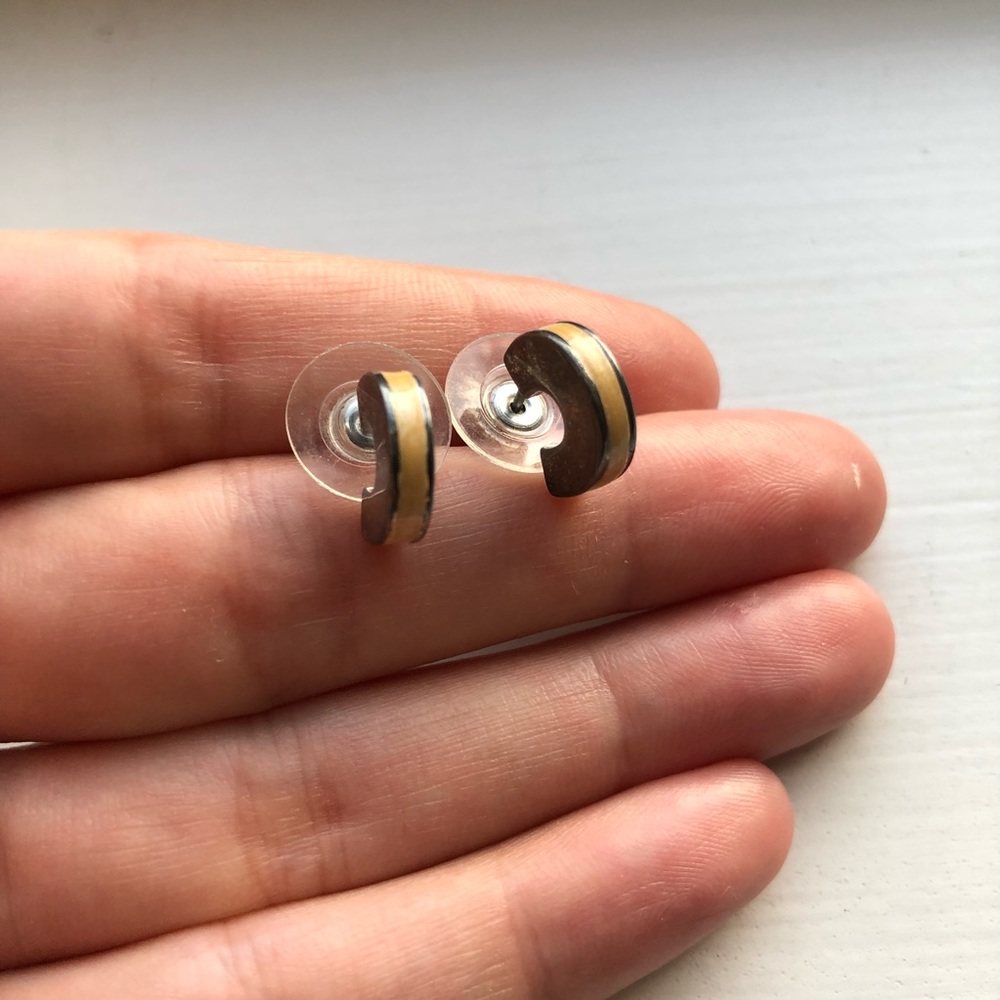 Vintage gold & cream enamel hoop stud earrings - Picture 2 of 6